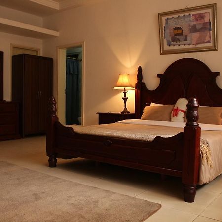 Embassy Suites Hotel Монровия Екстериор снимка