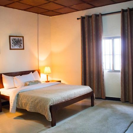 Embassy Suites Hotel Монровия Екстериор снимка