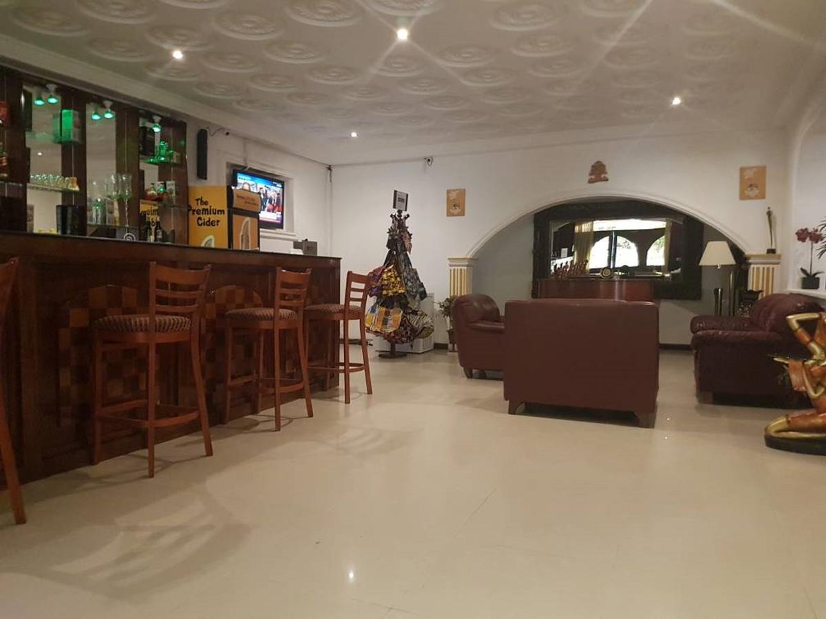 Embassy Suites Hotel Монровия Екстериор снимка