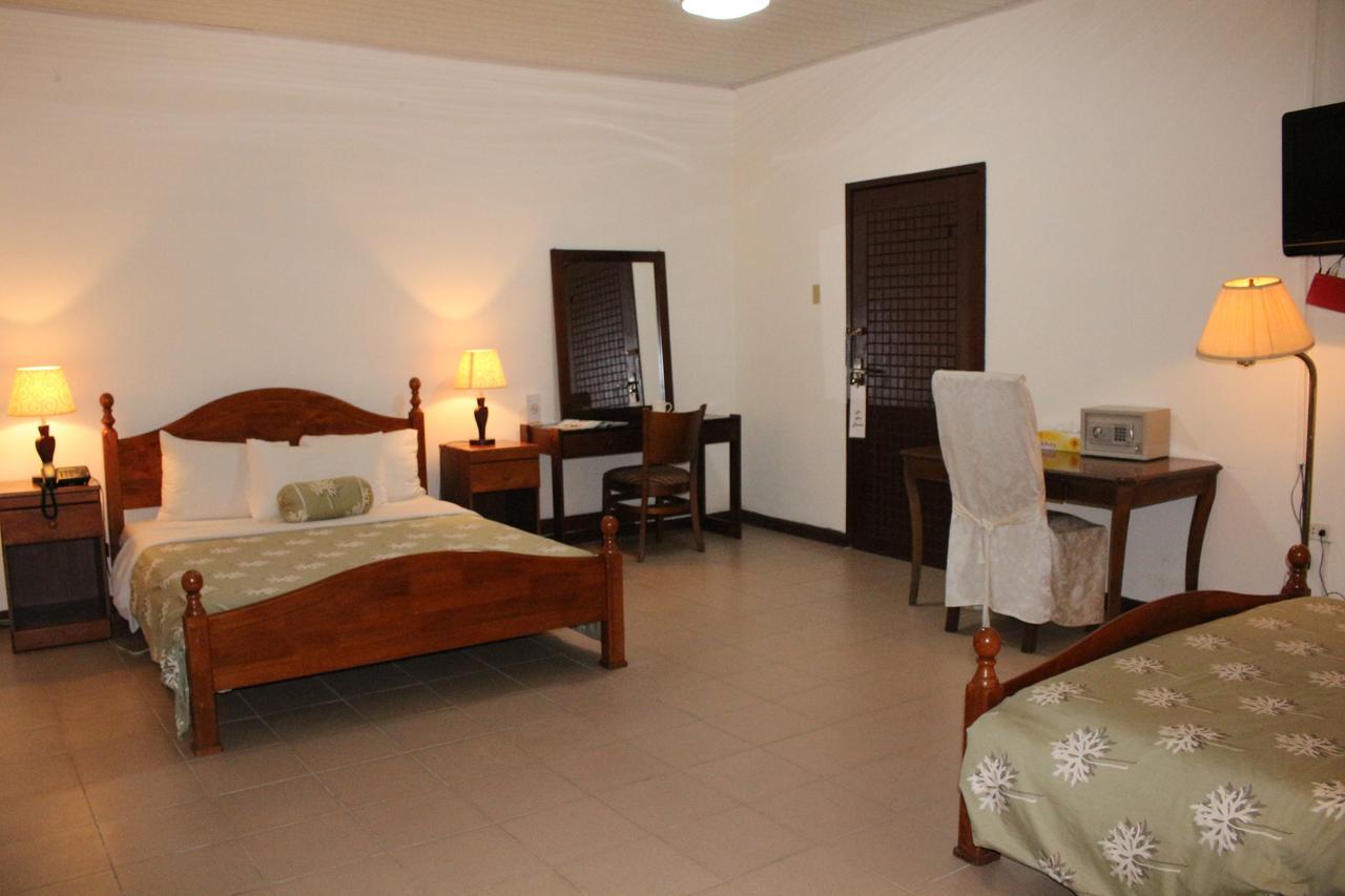 Embassy Suites Hotel Монровия Екстериор снимка
