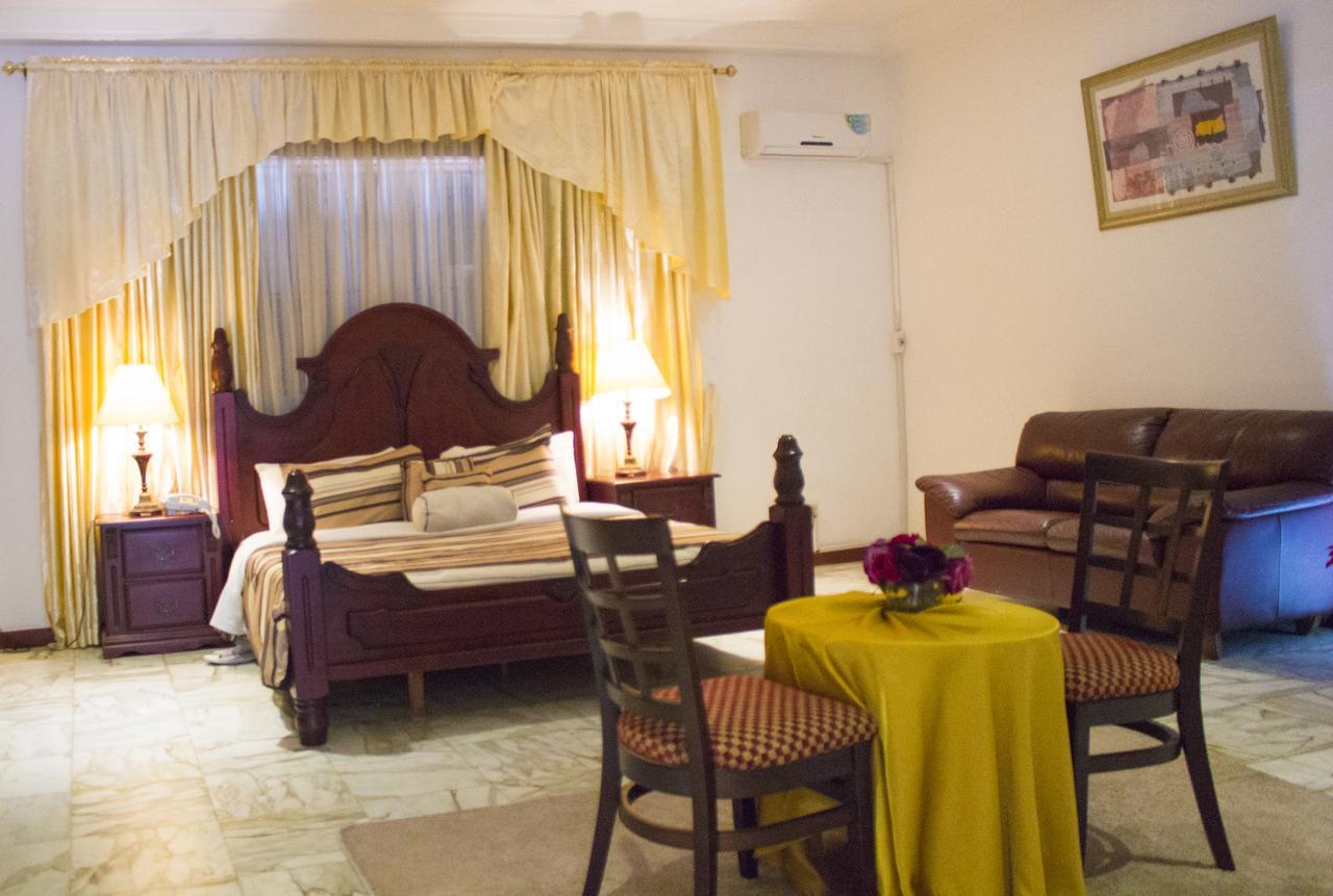 Embassy Suites Hotel Монровия Екстериор снимка