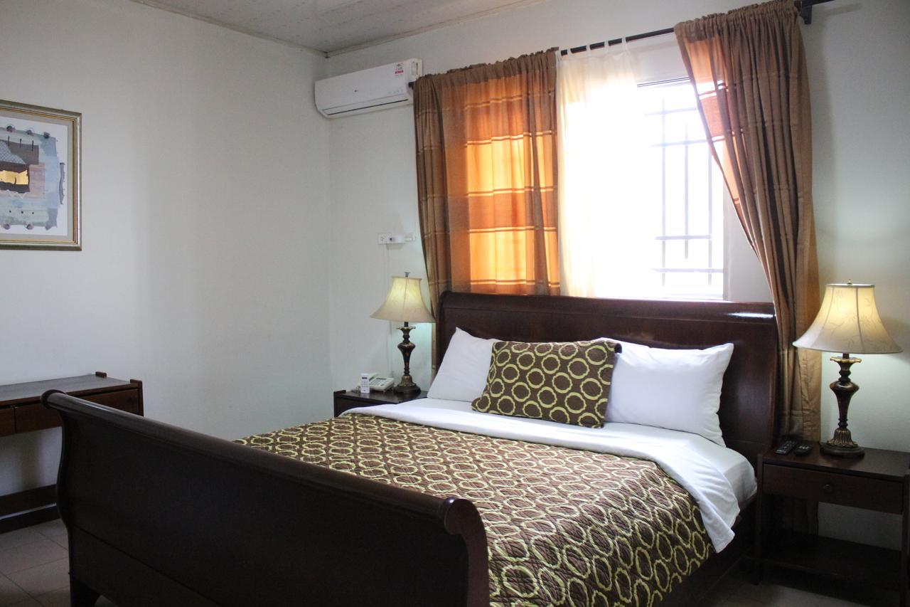 Embassy Suites Hotel Монровия Екстериор снимка