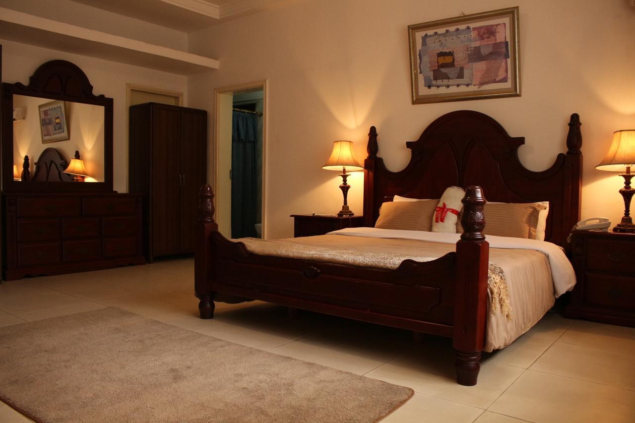 Embassy Suites Hotel Монровия Екстериор снимка