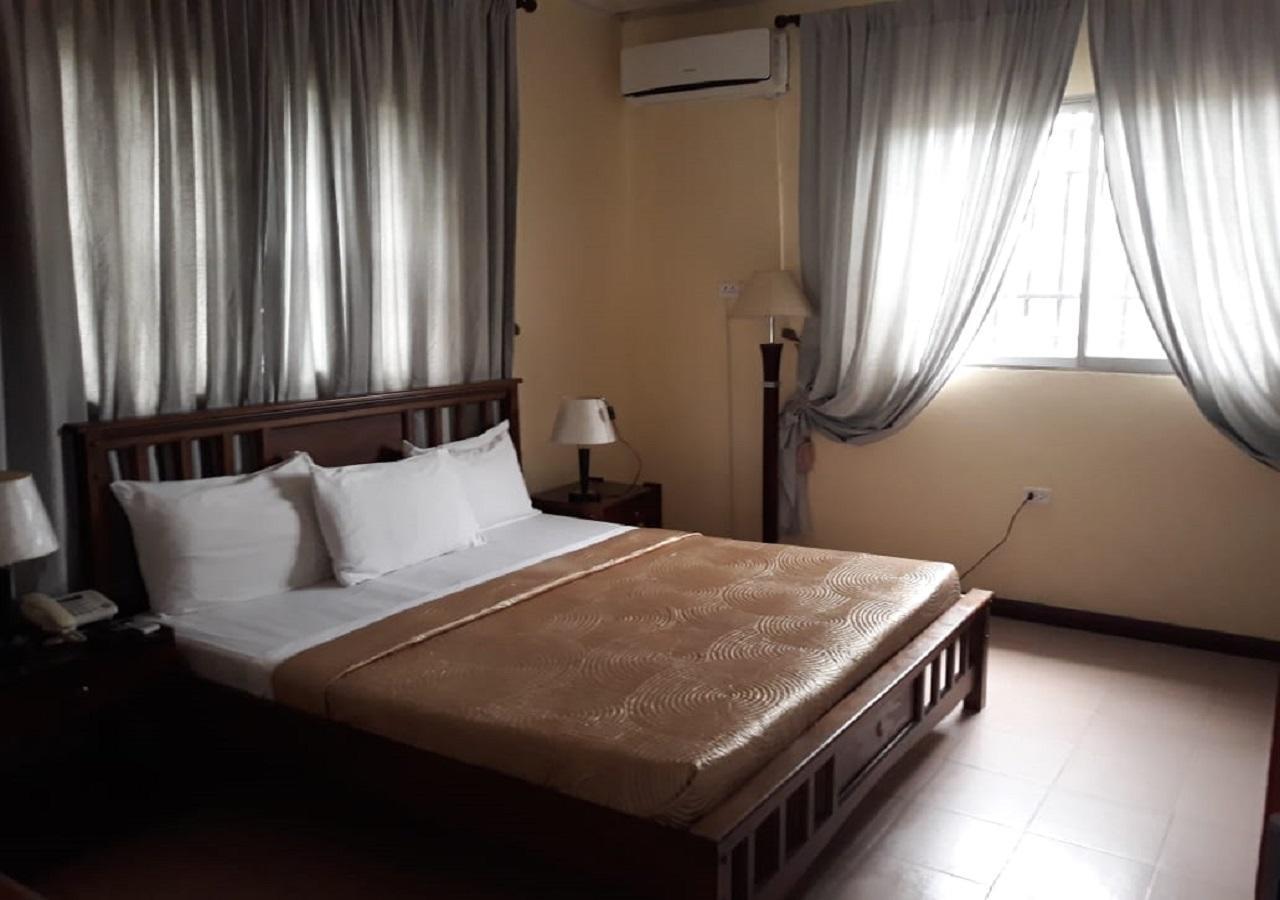 Embassy Suites Hotel Монровия Екстериор снимка