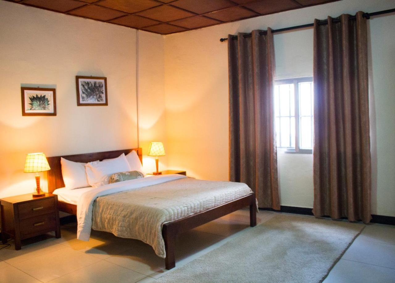 Embassy Suites Hotel Монровия Екстериор снимка