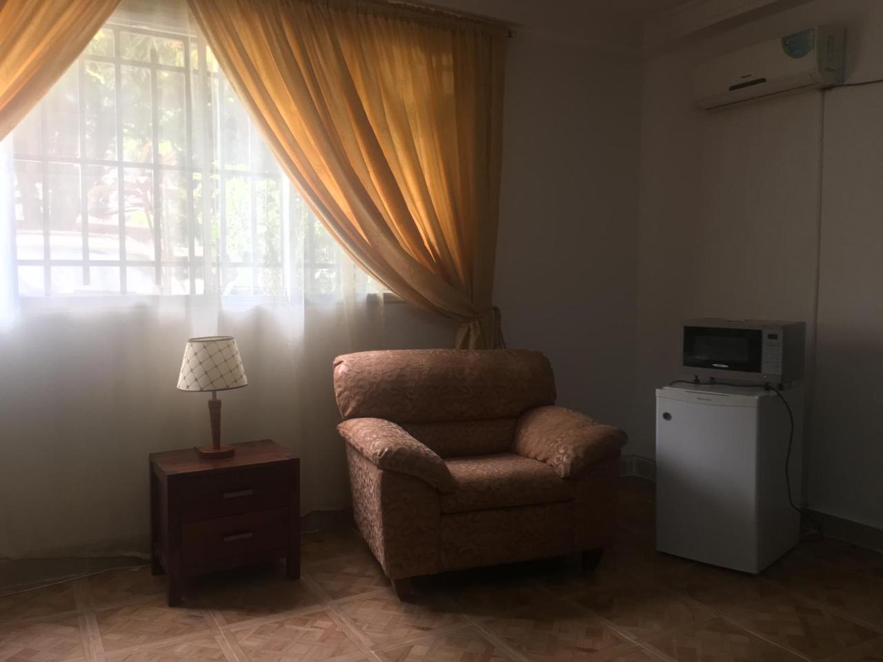 Embassy Suites Hotel Монровия Екстериор снимка